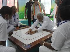 Surajpur News: जब सीएम भूपेश बघेल ने कैरम बोर्ड पर आजमाया हाथ, वहां मौजूद लोगों का ऐसा था रिएक्शन