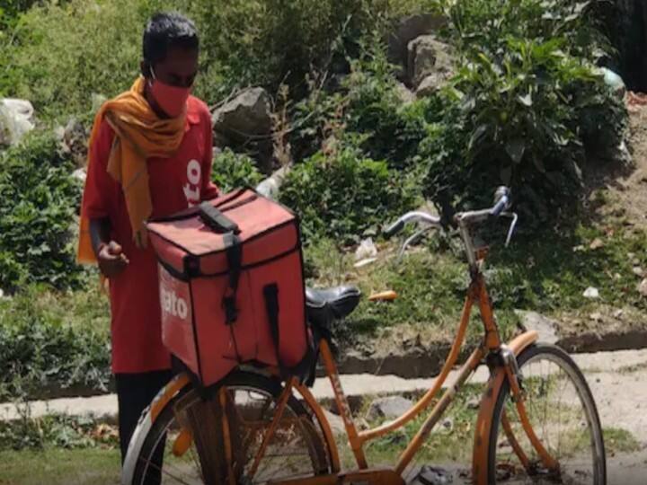 Teacher turned Zomato delivery boy got bike after appeal on Twitter टीचर से जोमैटो डिलीवरी ब्वॉय बने शख्स ने साइकिल से पहुंचाया था ऑर्डर, ट्विटर पर अपील के बाद मिली बाइक