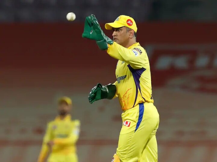 IPL 2022 CSK Vs RCB: MS Dhoni Sets Perfect Field To Get Virat Kohli Out,  Video Goes Viral