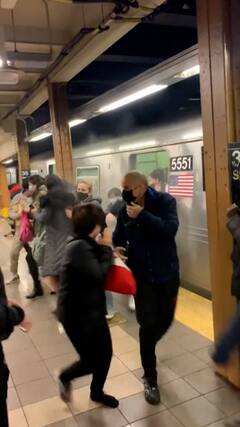 Brooklyn Shooting Photos: అమెరికాలో కాల్పుల కలకలం - బ్రూక్లిన్ సబ్‌వే స్టేషన్‌లో కాల్పుల మోత