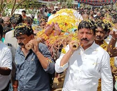 Minister Jogi Ramesh Ex Minitser Perni Nani:వైసీపీ కార్యకర్త పాడె మోసినమంత్రి ,మాజీ మంత్రి|ABP Desam