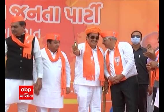 CR પાટીલે તલવાર તાણતાં ભૂપેન્દ્ર પટેલે કાનમાં શું કહ્યું કે બંને ખડખડાટ હસી પડ્યા, જુઓ વીડિયો