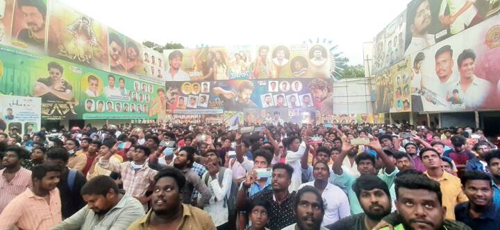 கூட்டமாக குவிந்த ரசிகர்கள் !
