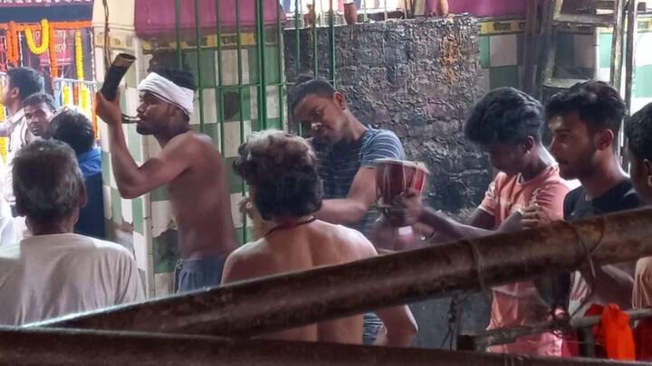 আগামীকাল চৈত্র সংক্রান্তি। পরের দিন শুক্রবার বাংলা নববর্ষ (Bengali New Year)। পুরনো সমস্ত মলিনতা ঝেড়ে ফেলে নতুন বছরকে বরণ করে নেওয়ার অপেক্ষায় গোটা বাংলা। করোনা অতিমারির কারনে দুটো বছর বন্ধ থাকার পর এবছর পালিত হচ্ছে চৈত্রের গাজন উৎসব।