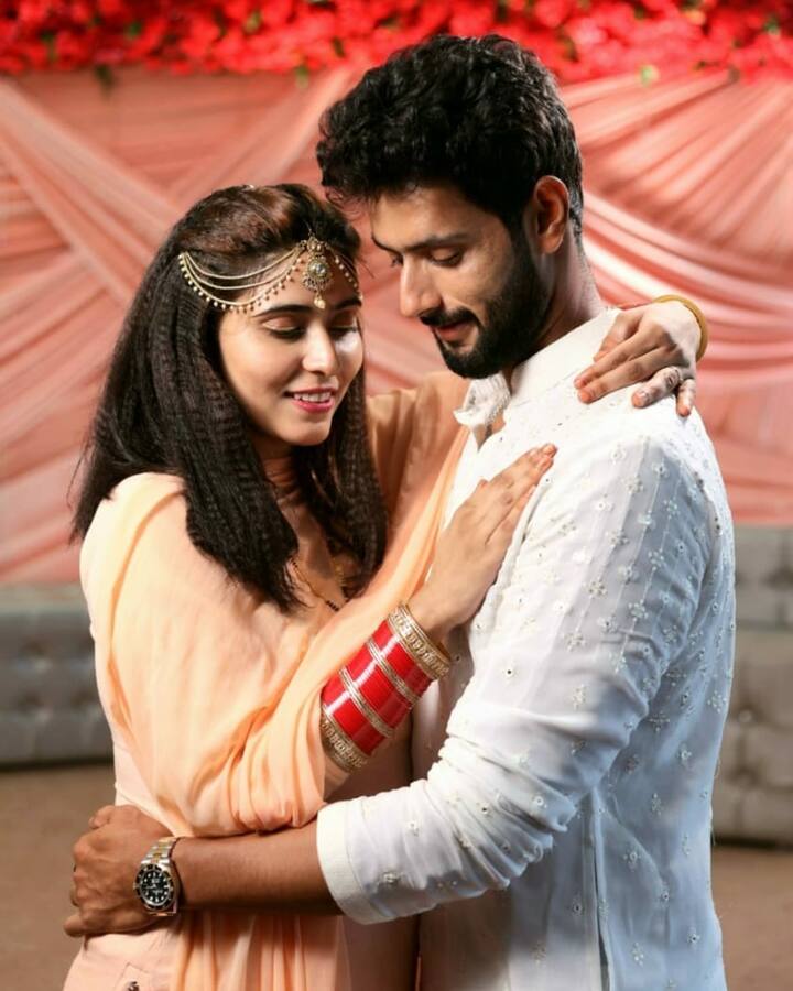 सोशल मीडिया पर उनके बारे में खूब चर्चा हो रही है. शिवम दूबे ने पिछले साल 16 जुलाई को अपनी दोस्त अंजुम खान से शादी की थी. शिवम दुबे ने अंजुम से मुस्लिम रीति रिवाज से शादी की थी, जिसकी सोशल मीडिया पर काफी चर्चा हुई थी.