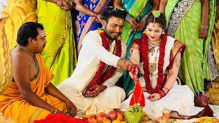 ఇవి పెళ్లి స్టిల్స్ కావడంతో.. గెటప్ శ్రీనుకి మళ్లీ పెళ్లి అయిందనుకొని కన్ఫ్యూజ్ అయ్యారు ప్రేక్షకులు. (Photo Courtesy: Getup Srinu Instagram)