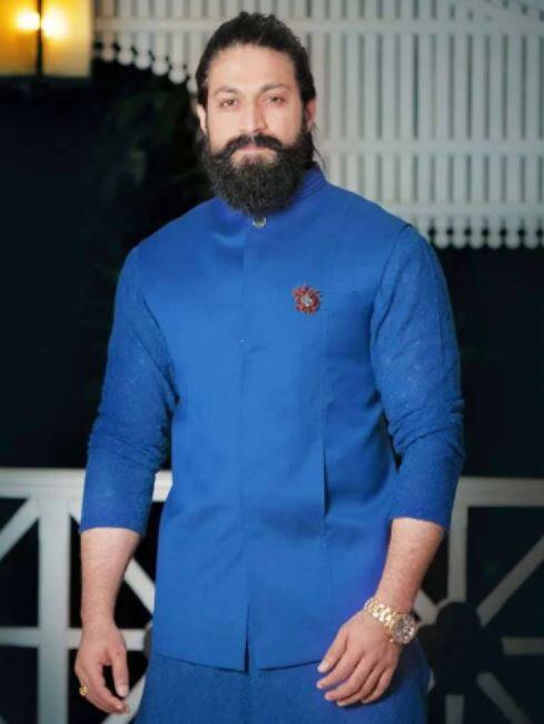 यश: फिल्म केजीएफ से सक्सेस का स्वाद चखने वाले यश एक फिल्म में काम करने के तकरीबन 20 करोड़ रुपये चार्ज करते हैं. उनकी पॉपुलैरिटी फिल्म केजीएफ की वजह से आसमान छू चुकी है.