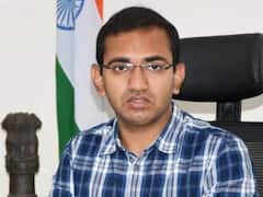 Nirmal Collector : అయ్యగారు టెన్నిస్ ఆడితే వీఆర్‌ఏలే బాల్ బాయ్స్ ! నిర్మల్ కలెక్టర్ రేంజ్ అంటే ఏమనుకుంటున్నారు ...