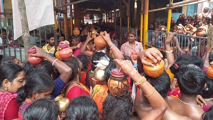অপ্রীতিকর পরিস্থিতি এড়াতে তারকেশ্বর মন্দিরে তৎপর পুলিশ প্রশাসন। তারকেশ্বর মন্দির পুরোহিত মন্ডলীর সভাপতি সন্দীপ চক্রবর্তী বলেন, 'আজকের দিনেই শিব-পার্বতীর বিবাহ হয়েছিল। আজকের দিনে প্রতিদিনের নিয়মের কিছুটা ব্যতিক্রম ঘটে।