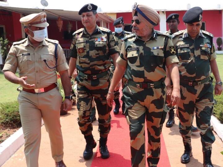 Chhattisgarh BSF ADG Rajwinder Singh Bhatti reached Koraput inspected new police camp encouraged soldiers ANN Koraput: कोरापुट पहुंचे बीएसएफ के एडीजी, नये पुलिस कैंप का किया निरीक्षण, जवानों का बढ़ाया हौंसला