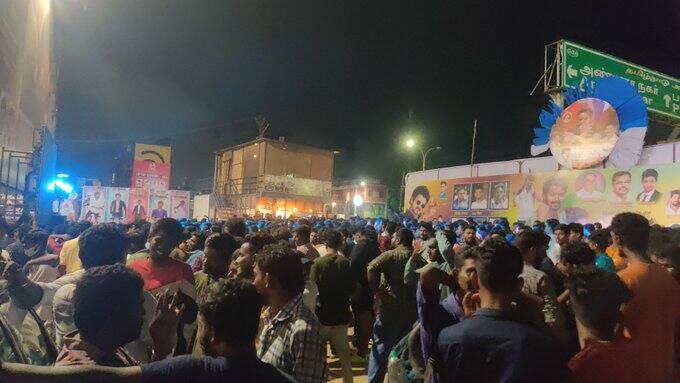 பட்டாசு வெடித்து கொண்டாட்டம் !
