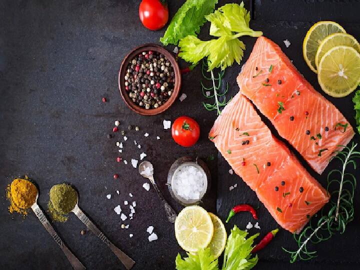बालों को मजबूत बनाने के लिए Seafood को अपनी डाइट में शामिल करें. बता दें कि समुद्री मछली जैसे सैल्मन, हिलसा आदि में भारी मात्रा में फैटी एसिड, विटामिन डी, ओमेगा -3 आदि पाया जाता है. यह सभी बाल और स्किन के लिए बहुत लाभकारी होते हैं.