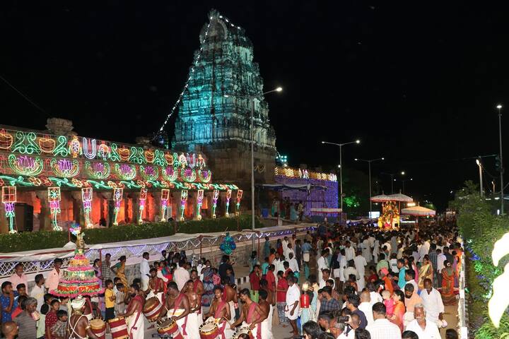 త్రేతాయుగంలో రామభక్తునిగా, భగవద్భక్తులలో అగ్రగణ్యుడుగా ప్రసిద్ధిగాంచిన వాడు హనుంతుడు. రాముడు భక్తాగ్రగణ్యుడైన హనుమకు ఆత్మతత్వాన్ని బోధించినట్లు ప్రాచీన వాఙ్మయం చెబుతోంది.