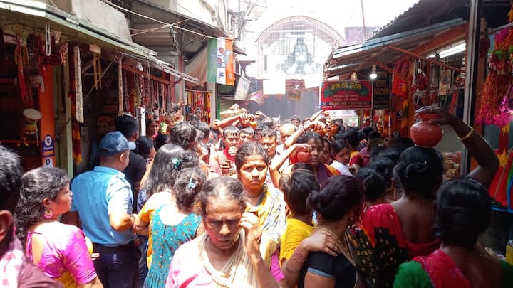 নীলষষ্ঠী। পৌরাণিত মতে জানা যায়, আজই শিব-পার্বতীর বিবাহ উৎসব। পালিত হচ্ছে চৈত্রের গাজন উৎসব। আগামীকাল শিবের গোত্র ত্যাগ করে সন্ন্যাস ভঙ্গ করে আবার নিজ গোত্রে ফিরে আসবে সন্ন্যাসীরা। তার ঠিক আগের দিন অর্থাৎ আজ নীলষষ্ঠী পালিত হয় বঙ্গে। তারকেশ্বর মন্দিরে আজকের দিনে বিশেষ রীতিনীতি পালন করা হয়।