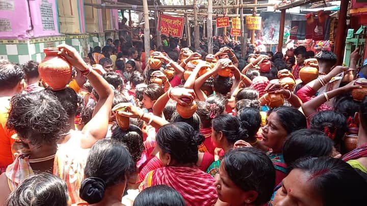 অন্য এক ভক্ত সম্পা মিত্র বলেন, 'সকল মানুষের মঙ্গল কামনায় ও সকলের অর্থনৈতিক উন্নতি কামনা করলাম আজকের বিশেষ দিনে। নীলষষ্ঠী উপলক্ষ্যে উপবাস থেকে আমরা বাবার চরণে জল, ফুল , বেলপাতা, সিদ্ধি ঢাললাম। গত দু বছর করোনার জন্য আজকের দিনে জল ঢালতে পারিনি। আজকে জল ঢালতে পেরে মন খুব শান্তি হল।'- ছবি ও খবর- সোমনাথ মিত্র