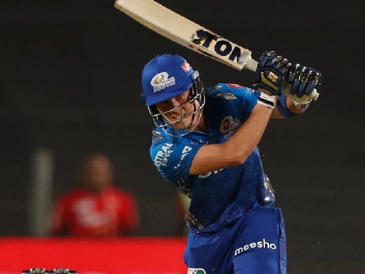 IPL 2022 Junior AB dewald brevis hit four consecutive sixes Rohit came to the ground and hugged IPL 2022 : मुंबईच्या 'बेबी एबी'चं वादळ, चाहरच्या एकाच षटकात कुटल्या 29 धावा, मारले सलग 4 षटकार