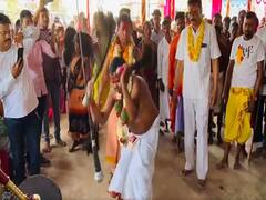 Watch: छत्तीसगढ़ में मंत्री कवासी लखमा पर देवी हो गईं सवार, खुद को मारने लगे कोड़े और किया डांस! देखें वीडियो