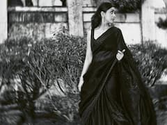 'जर्सी' सिनेमा रिलीजपूर्वी मृणाल ठाकूरचं नवं फोटोशूट, काळ्या रंगाच्या साडीत शेअर केले नवे फोटोज