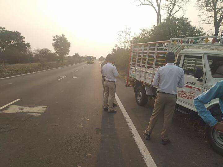 यवतमाळमध्ये भरधाव गाडीने दिली महामार्गावरील पुलाला धडक.