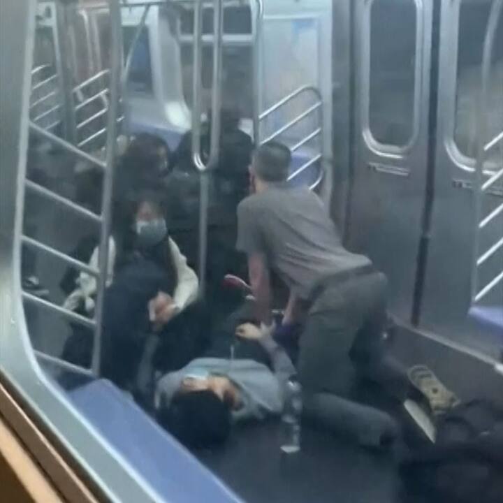 সঙ্গে সঙ্গে আতঙ্ক ছড়িয়ে পড়ে। সাধারণ মানুষের মধ্যে হুড়োহুড়ি পড়ে যায়। অনেকেই ট্রেন কার থেকে নেমে পড়েন।