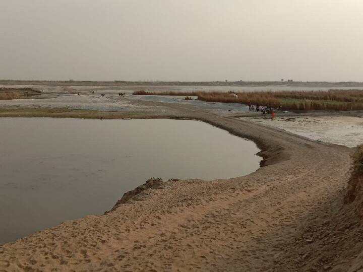 Prayagraj में खनन माफियाओं का कारनामा, गंगा की धारा को किया कैद, नदी के बीच बनाई सड़क