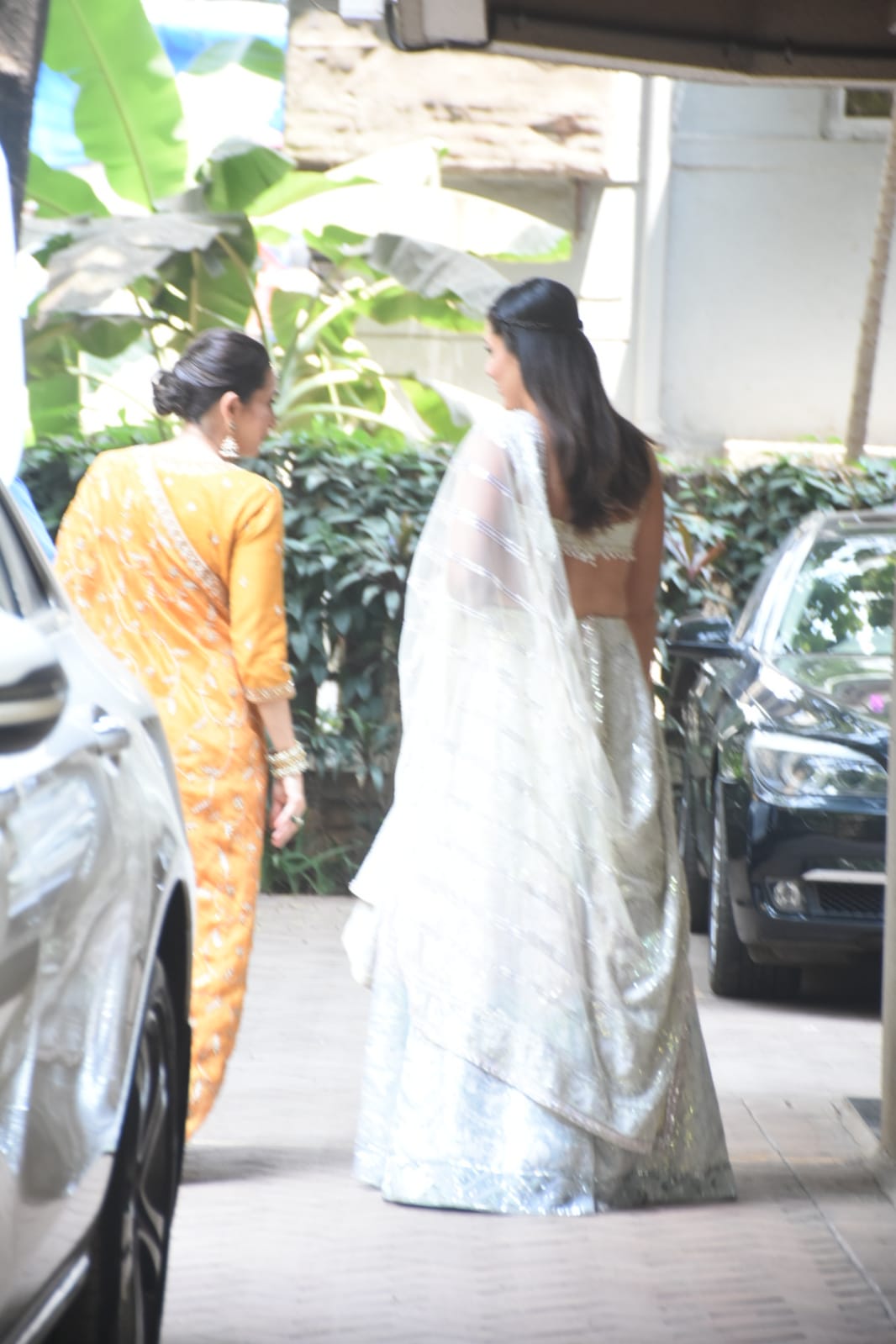 Ranbir Kapoor-Alia Bhatt Wedding: Kareena Kapoor Khan & Sister Karisma Look  Stunning In Tradational Outfits As They Arrive At RK's Vastu House For  Mehendi