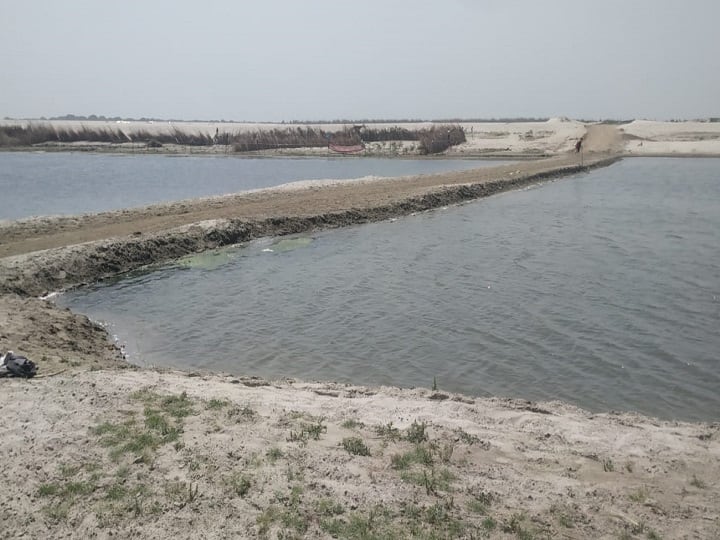 Uttar Pradesh Prayagraj mining mafia built road between the ganga river stream, know in details ann Prayagraj में खनन माफियाओं का कारनामा, गंगा की धारा को किया कैद, नदी के बीच बनाई सड़क