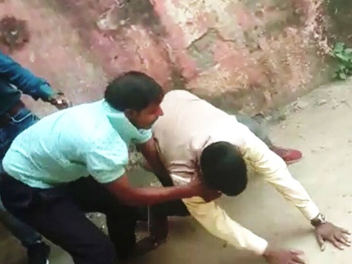 Arrah Teacher and villager Fight in School Campus video is going viral on social media ann बिहार के आरा में देखते-देखते शिक्षक और ग्रामीण में हो गई पटका-पटकी, सोशल मीडिया पर वायरल हो रहा ये वीडियो