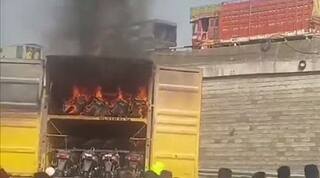 ਆਖਰ ਕਿਉਂ ਲੱਗ ਰਹੀ ਬੈਟਰੀ ਵਾਲੇ ਸਕੂਟਰਾਂ ਨੂੰ ਅੱਗ? ਟਰੱਕ 'ਤੇ ਲੱਦੇ 20 ਇਲੈਕਟ੍ਰਿਕ ਸਕੂਟਰ ਸੜ ਕੇ ਸੁਆਹ, 3 ਹਫ਼ਤਿਆਂ 'ਚ 5ਵੀਂ ਘਟਨਾ