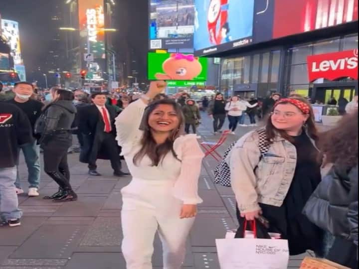 Girl danced on Badshah song Tere Naal Nachna at Times Square टाइम्स स्क्वायर पर लड़की ने बादशाह के 'तेरे नाल नचना' गाने पर किया डांस, देखकर और लोग भी लगे नाचने