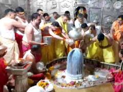 Uttarakhand News: उज्जैन के महाकालेश्वर मंदिर में दर्शन करने पहुंचे उत्तराखंड के सीएम पुष्कर सिंह धामी, देखें तस्वीरें