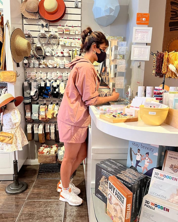 फोटोत ती दोन वेण्या घातलेली दिसत आहे.(photo:priyankachopra/ig)