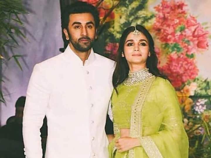 Alia Ranbir Wedding: रणबीर आलिया की वेडिंग सेरेमनी के बीच सूरत से सोने का गुलदस्ता लेकर पहुंचा कपल का जबरा फैन