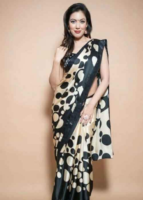 ये हसीना मॉर्डन ही नहीं ट्रेडिशनल आउटफिट में भी कमाल लगती हैं. साड़ी से लेकर लहंगे तक में खूब जचती हैं मुनमुन दत्ता. (फोटो – सोशल मीडिया)