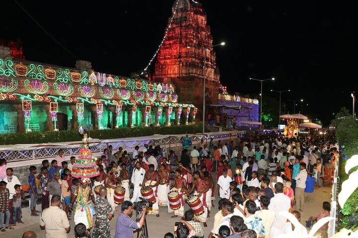 హనుమంతుడు తనను సేవించే భక్తులకు ఆత్మోన్నతిని ప్రసాదిస్తున్నాడు. శ్రీ వైష్ణవ సాంప్రదాయంలో హనుమద్వాహన సేవను సిరియ తిరువడిగా కీర్తిస్తారు.