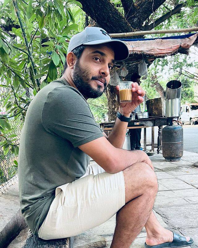 తాజాగా ఈ సినిమాలో రెండు స్టిల్స్ ను ఇన్స్టాగ్రామ్ లో షేర్ చేశాడు గెటప్ శ్రీను.(Photo Courtesy: Getup Srinu Instagram) 