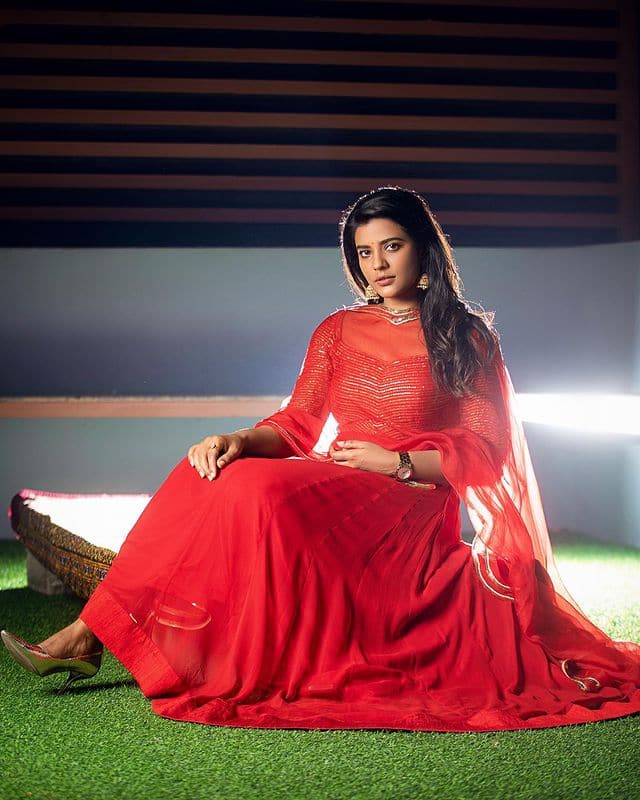 ఆ ఫోటోలు సోషల్ మీడియాలో వైరల్ అవుతున్నాయి. (Photo Courtesy: Aishwarya Rajesh Instagram)