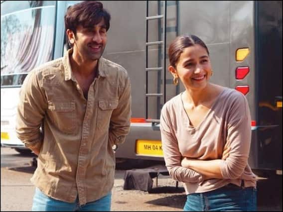 Alia Ranbir Wedding: रणबीर आलिया की मेहंदी सेरेमनी में गूंजे ये गाने, जमकर थिरका कपूर परिवार! Alia Ranbir Wedding: रणबीर आलिया की मेहंदी सेरेमनी में गूंजे ये गाने, जमकर थिरका कपूर परिवार!