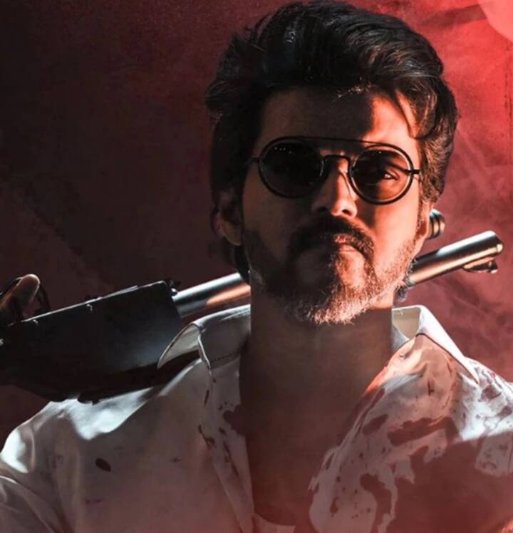 સાઉથ એક્ટર થલપતિ વિજય (વિજય) હાલમાં ફિલ્મ ‘બીસ્ટ’ને લઇને ચર્ચામાં છે. એકથી વધુ હિટ ફિલ્મો આપનાર વિજય કરોડોની કમાણી કરે છે. માત્ર 10 વર્ષની ઉંમરથી એક્ટિંગ ફિલ્ડમાં કામ કરી રહેલ વિજય ખૂબ લોકપ્રિય છે.