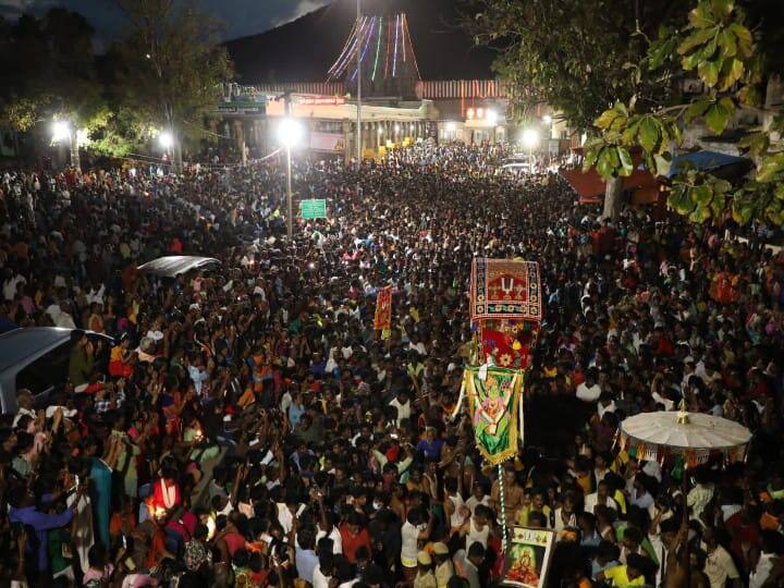 கள்ளழகர் கிளம்பிட்டார் என சொல்லும் விதமாக அழகர் பச்சை கொடி முன்னே வந்தது.