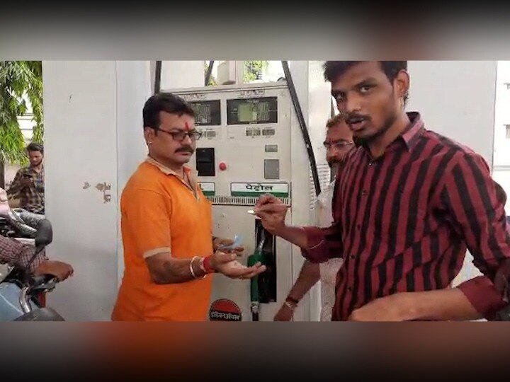 Solapur News : आंबेडकर जयंतीनिमित्त अनोखा उपक्रम, एक रुपया प्रति लिटरप्रमाणे पेट्रोलचं वाटप
