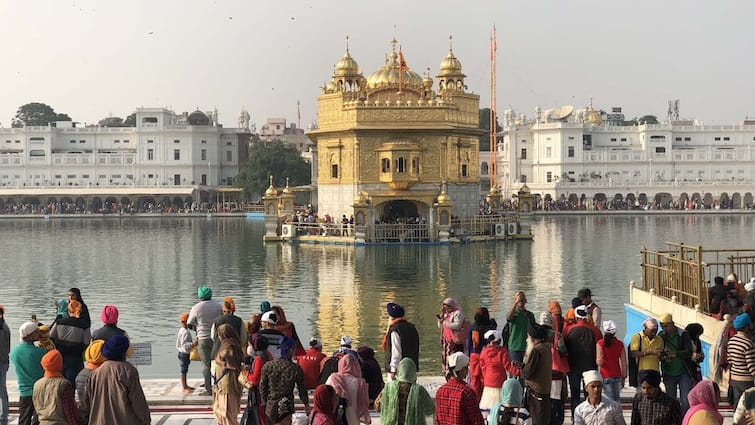 Baisakhi day 2 lakh Pilgrims are expected to pay homage at the Golden Temple Amritsar till tonight Baisakhi 2022: ਪੰਜਾਬ ਭਰ 'ਚ ਮਨਾਈ ਜਾ ਰਹੀ ਵਿਸਾਖੀ, ਸ੍ਰੀ ਹਰਿਮੰਦਰ ਸਾਹਿਬ ਵਿਖੇ ਸ਼ਰਧਾਲੂਆਂ ਦੀ ਉਮੜੀ ਭੀੜ