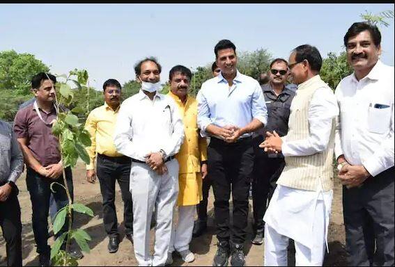 અહીં તેમણે સીએમ શિવરાજ સિંહ સાથે મુલાકાત કરી