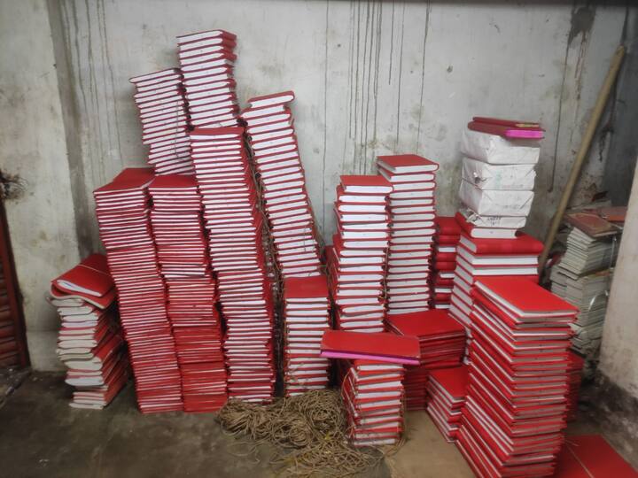 হালখাতা৷ নববর্ষের প্রথম দিন লক্ষ্মী-গণেশের পুজো দিয়ে খোলা হয় সারাবছরের বিকিকিনির হিসেবের নতুন খাতা৷ সেই খাতা তৈরির আঁতুড় ঘরে ঢুঁ মারলেন এবিপি লাইভের প্রতিনিধি  অভিষেক দে