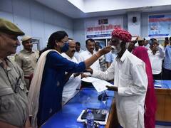 Jaisalmer: जैसलमेर के विधायक और जिला कलेक्टर ने चार पाक विस्थापितों को दिए भारतीय नागरिकता प्रमाण पत्र