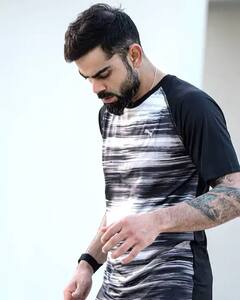 PHOTO : विराट कोहलीला आलिशान गाड्यांचा शौक, वार्षिक कमाई किती?