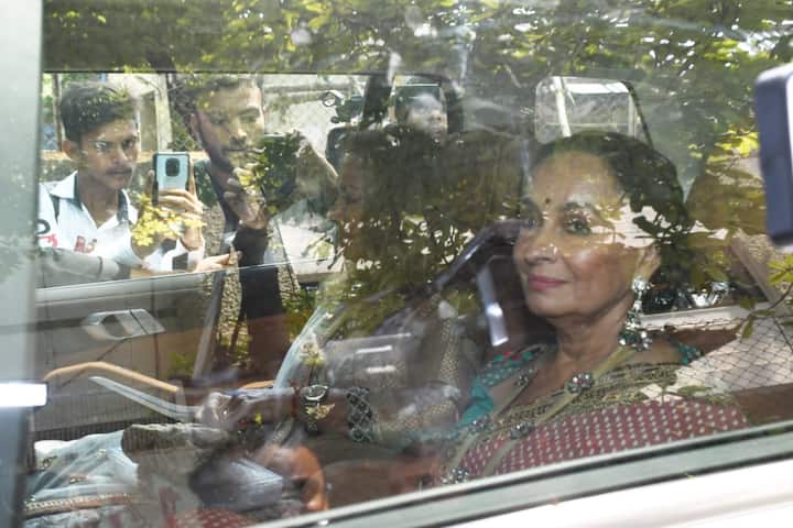 सोनी राजदान के चेहरे पर बेटी को विदा करने की मायूसी और खुशी साफ जाहिर नजर आ रही है.