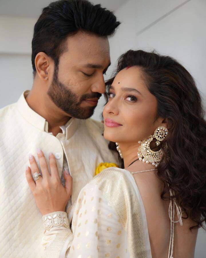 अंकिता ने इन खूबसूरत तस्वीरों को शेयर करते हुए कैप्शन में लिखा- हैप्पी फोर मंथ्स..