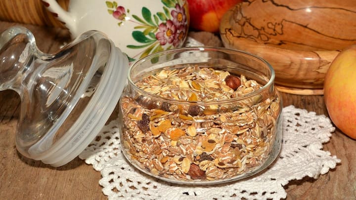 ওটসে soluble fiber থাকে যা রক্তে খারাপ কোলেস্টেরল বা low density lipoproteins কমাতে সাহায্য করে।