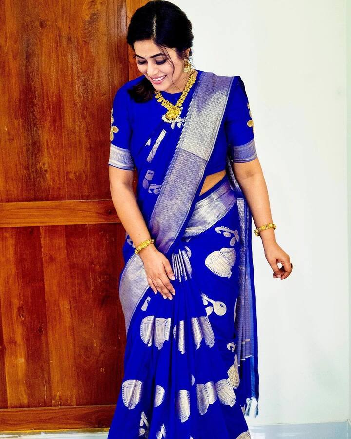బుల్లి తెర షోలకు జడ్జిగా కూడా మారి తెలుగు ప్రేక్షకులకు ఇప్పుడు మరింత దగ్గరైంది. -Image credit: ShamnaKhasim/Instagram